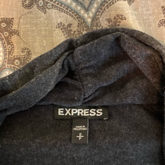 Express Sleevless Top - Picture 2 of 4